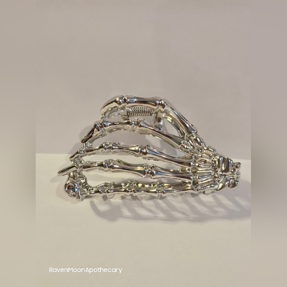 3/15$ Bundle Deal New Skeleton Hand Hair Clip Silver - Picture 1 of 5